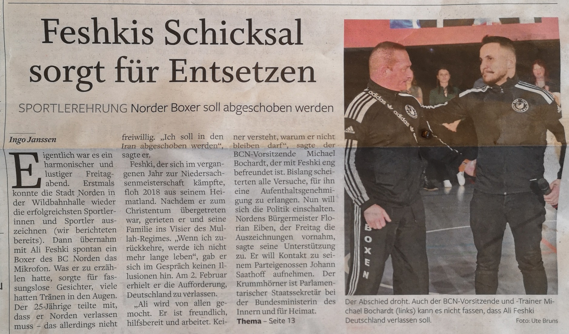 Ein Foto vom Zeitungsartikel über Ali Feshki des ostfriesischen Kuriers vom 20. Februar 2023.